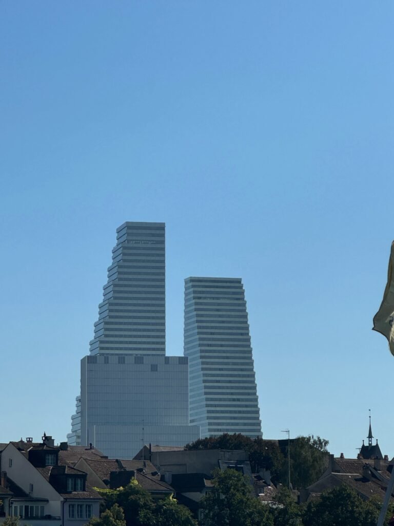 Blick über die Dächer von Basel auf zwei Hochhäuser