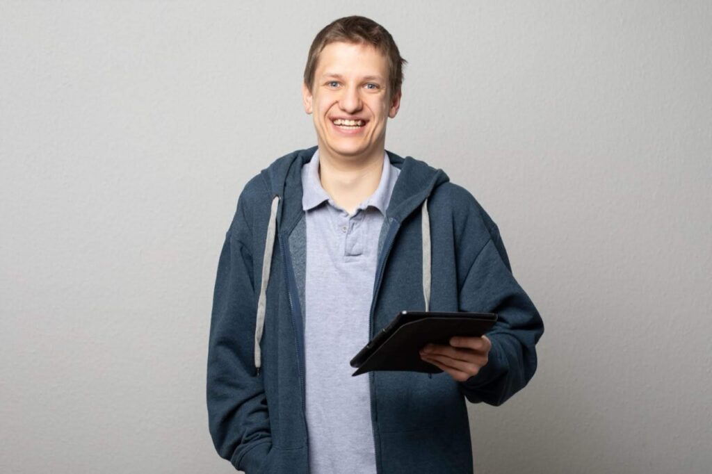 Adrian Dylan Wulf mit einem Tablet