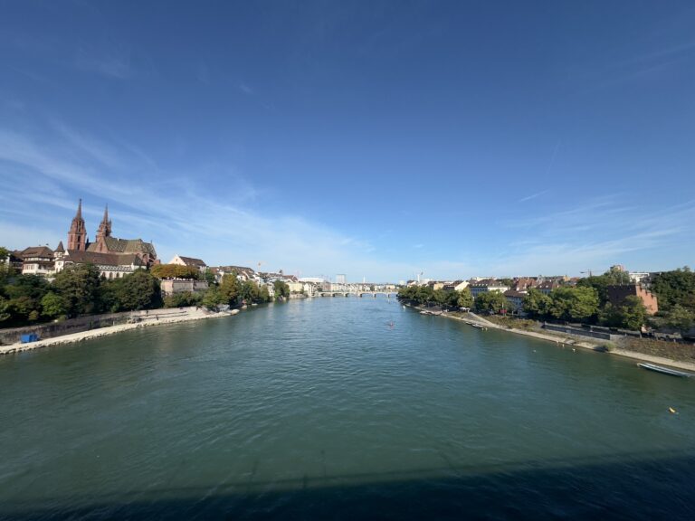 Blick über den Rhein und die Basler Altstadt
