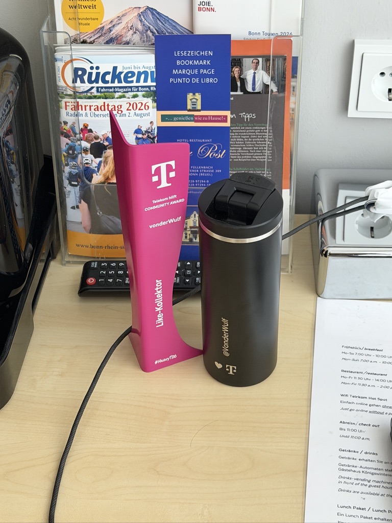 Like-Kollektor-Award von Telekom hilft mit dem Namen VonderWulf auf einem Tisch