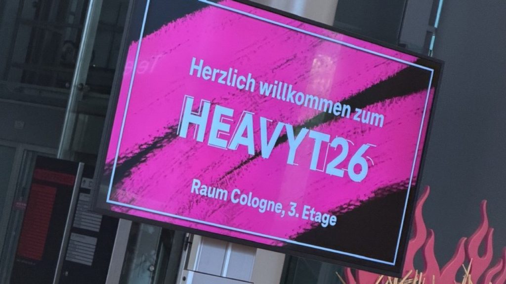 Willkommensschild HeavyT26 im Veranstaltungsbereich in Bonn