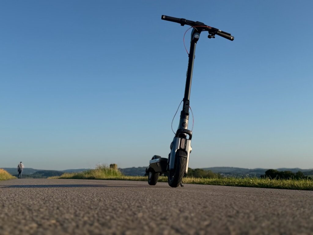 Segway F3 auf einem Weg vor hügeliger Landschaft